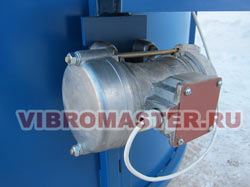 Один из двух вибраторов, установленных на формах для производства колодезных колец Вибромастер-Кольцо-КС